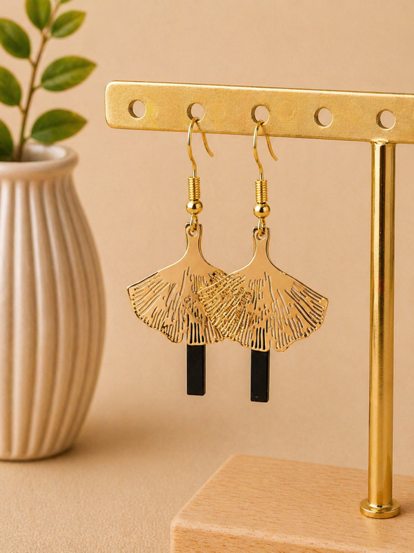 Gouden Ginkgo Oorbellen met Zwarte Accenten – Elegant & Trendy (ca. 5 cm)