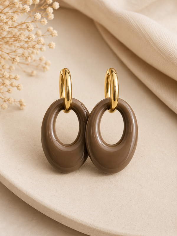 Handgemaakte Taupe Resin Oorbellen met Goudkleurige Hoops | 4,5 cm