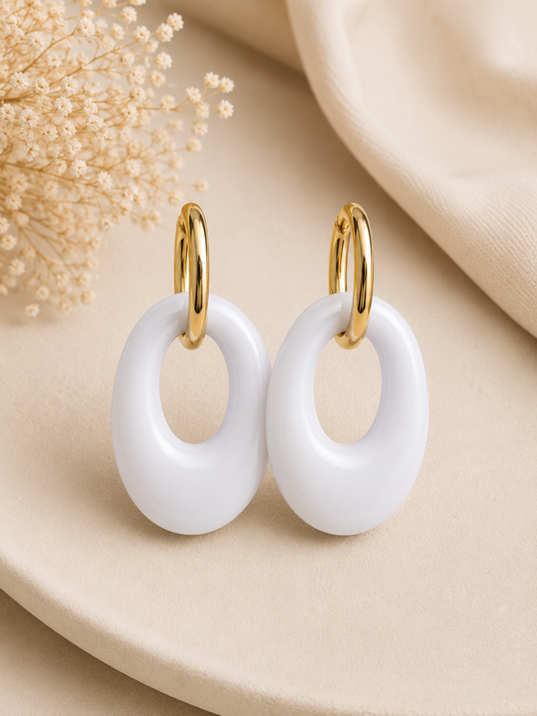 Handgemaakte Witte Resin Oorbellen met Goudkleurige Hoops | 4,5 cm
