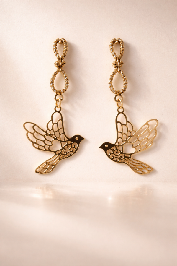 Golden Flight – Elegante Vogel Oorbellen met Gedraaide Schakel