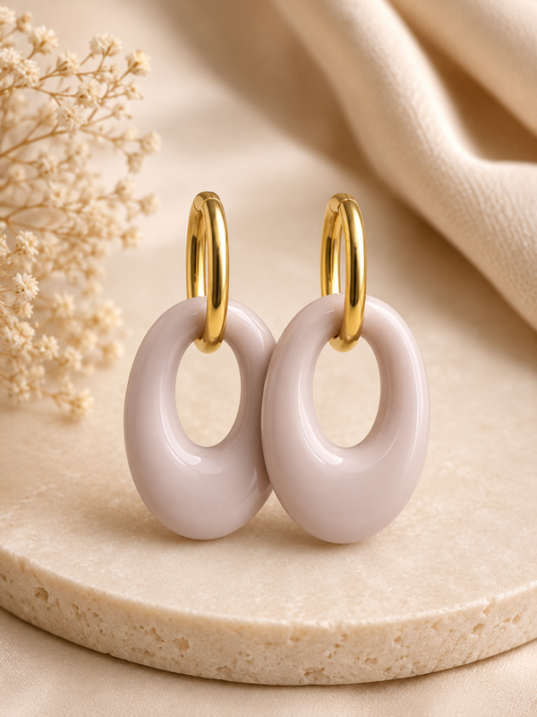 Handgemaakte Nude Beige Resin Oorbellen met Goudkleurige Hoops | 4,5 cm