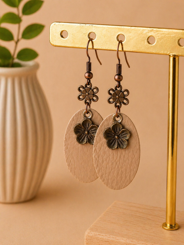 Statement Oorbellen Beige met Vintage Bloem – 6 cm