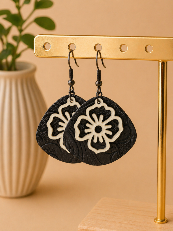Statement Oorbellen Zwart met Wit Bloem Design – 5 cm