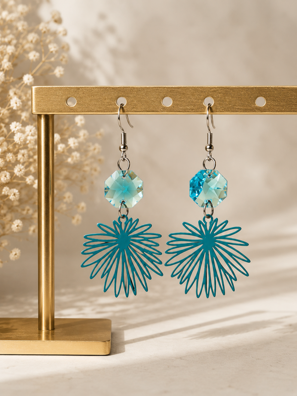 Ocean Bloom Oorbellen Turquoise – Kristal & Opengewerkte Bloem – 7,5 cm
