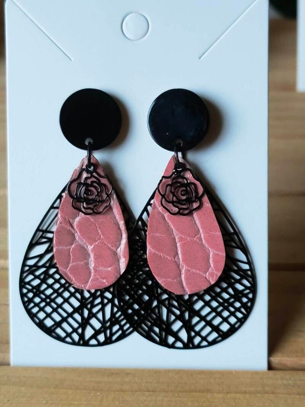 Zwart & Oudroze  Druppel Oorbellen met roosdetail