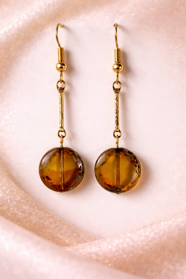 Oorbellen met haakje, gouden staafje en bruin/groene glaskraal