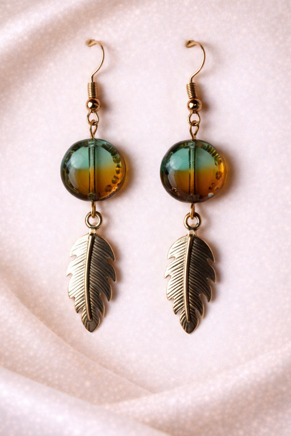 Boho Oorbellen met Groene Glassteen & Veerhanger