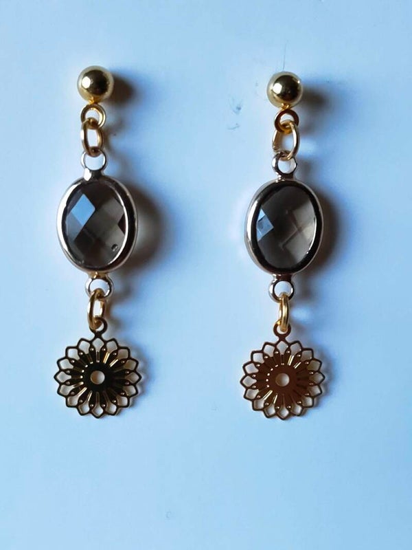 Amber Eclipse – Goudkleurige Oorbellen met Donkerbruine Facetsteen