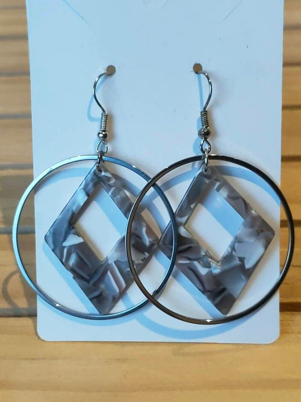 Marble Grey Geometric Hoop Earrings – Ronde Ring & Diamantvorm Acryl