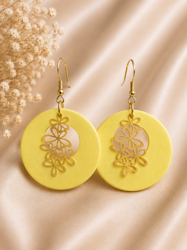Luna Bloom – Gele Statement Oorbellen met Gouden Bloemdetail