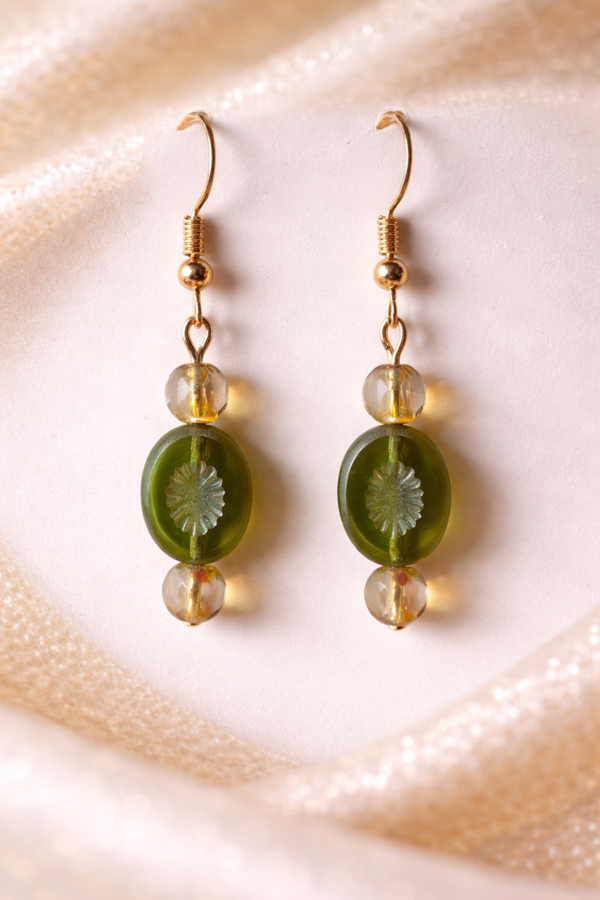 Olive Glow – Goudkleurige Oorbellen met Groene Glaskralen