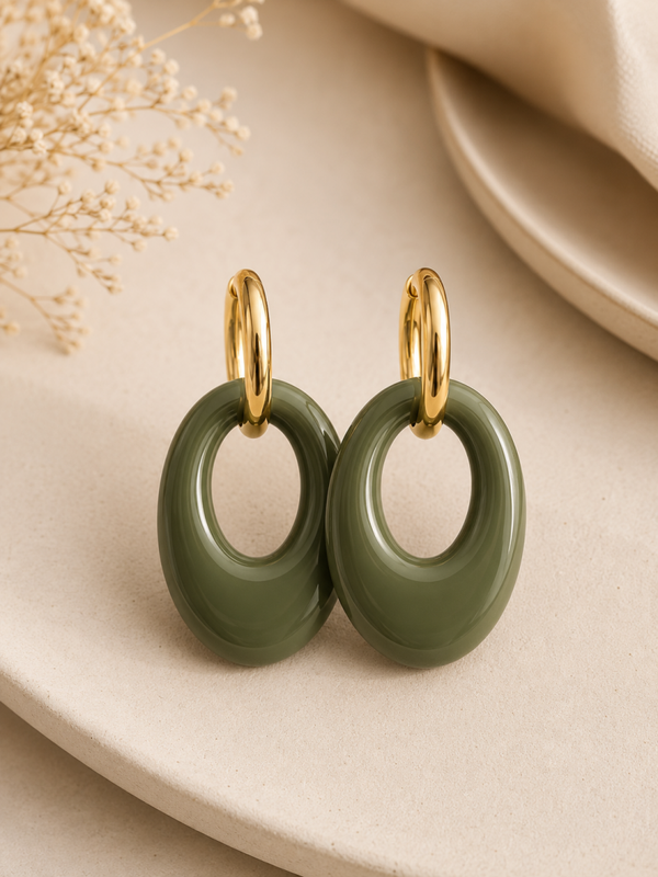 Handgemaakte Kaki Resin Oorbellen met Goudkleurige Hoops | 4,5 cm