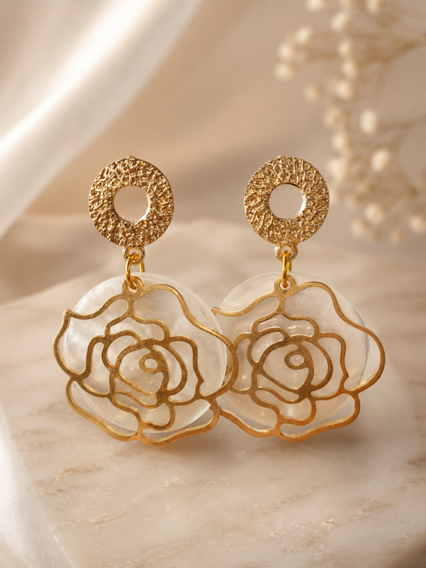 Rosé Élégance Oorbellen – Goud & Parelmoer Bloemdesign 5cm