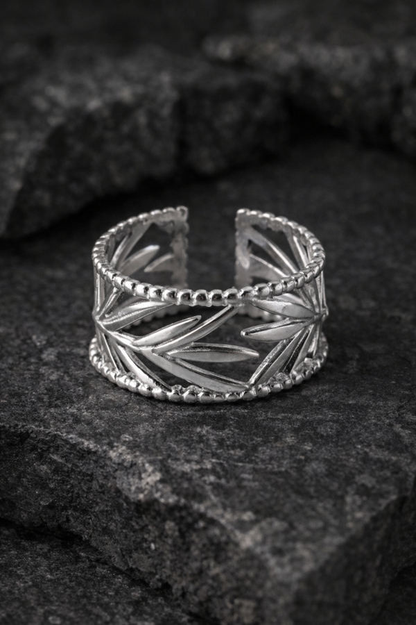 Elena Leaf Ring – Silver Openwork Design