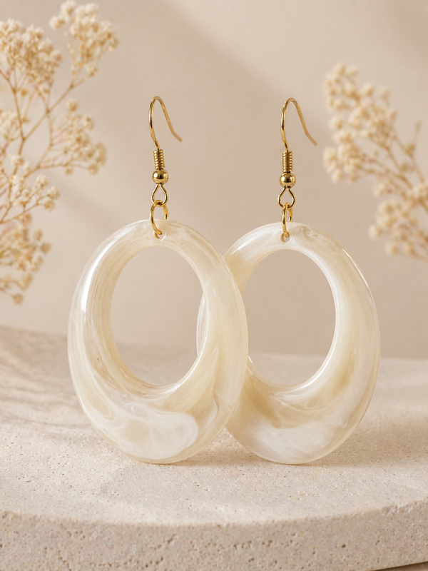 Ivoor Marmerlook Oorbellen met Goud – Elegante Statement Hoops 7cm