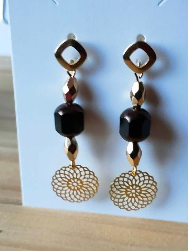 Golden Mocha Lace – Goudkleurige Statement Oorbellen met Donkerbruine Steen