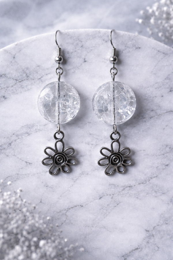 CrystalBloom Drops – Kraaltjes Oorbellen met Bloemenbedel