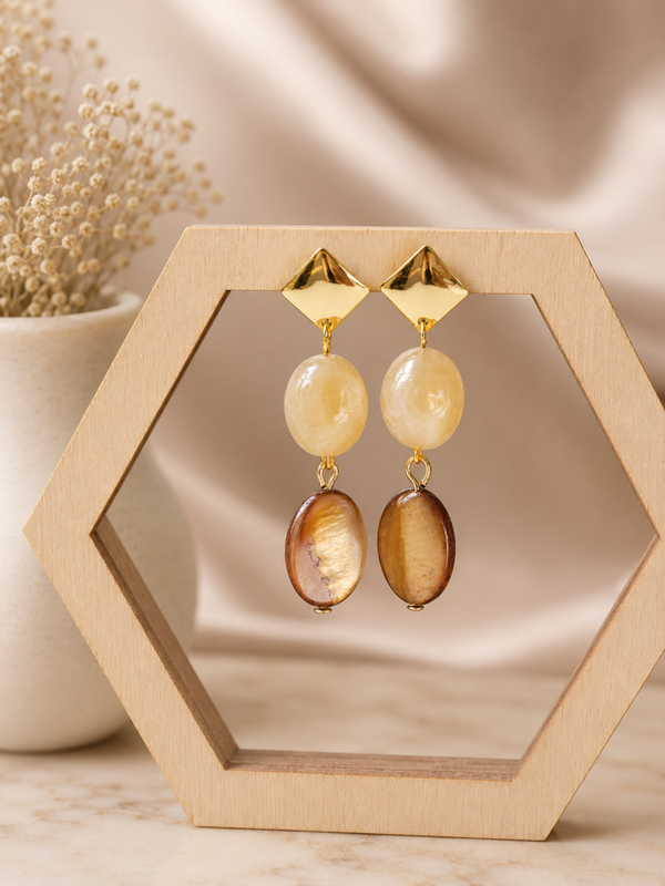 Amber Glow Oorbellen – Goud met Natuurlijke Schelpkralen | 5,5 cm