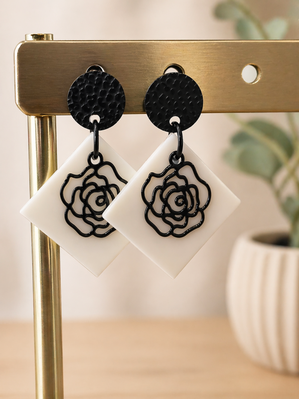 Zwart-Wit Roos Oorbellen – Elegant Square Drops