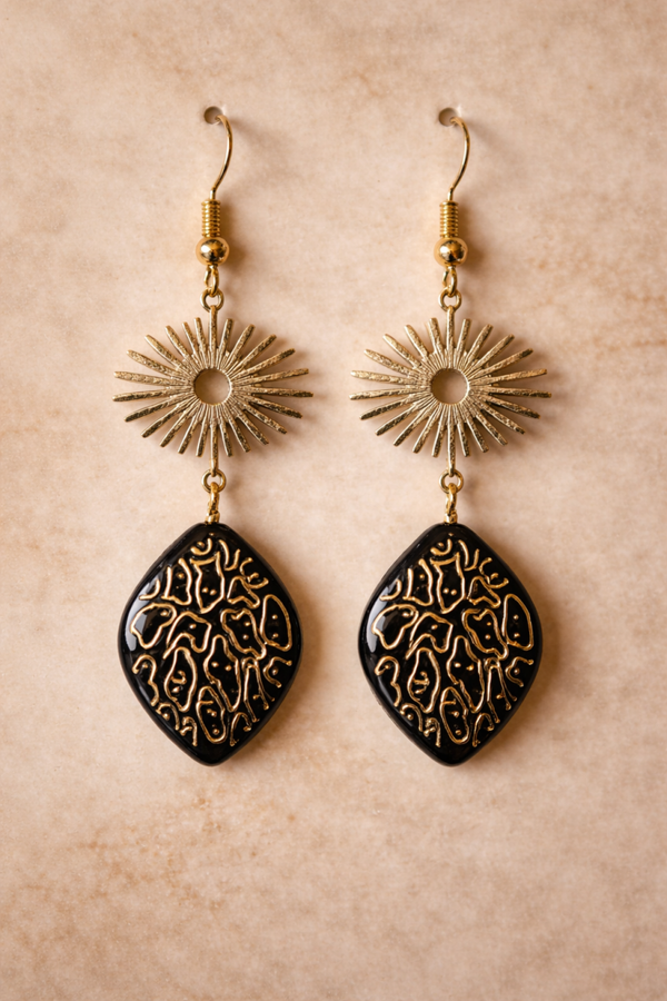 Zonneburst Oorbellen met Zwart-Gouden Hanger – Statement Chic