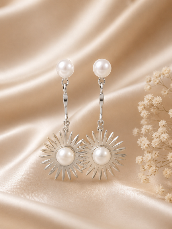 Pearl Soleil Oorbellen – zilverkleurige oorbellen met parel en zonmotief