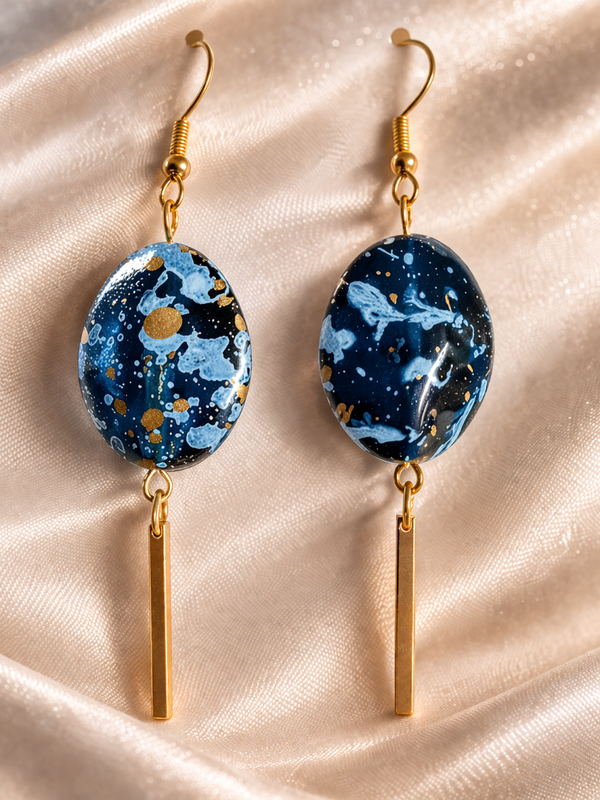 Oorbellen met blauwe steen en gouden staafje