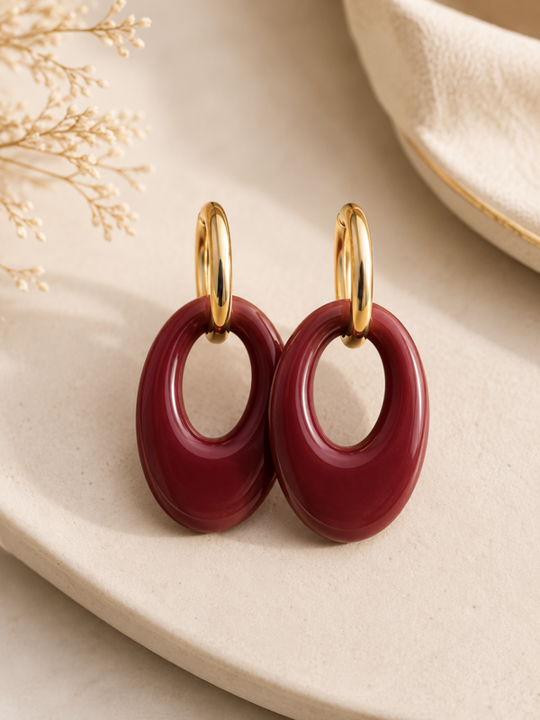 Handgemaakte Bordeaux Resin Oorbellen met Goudkleurige Hoops | 4,5 cm