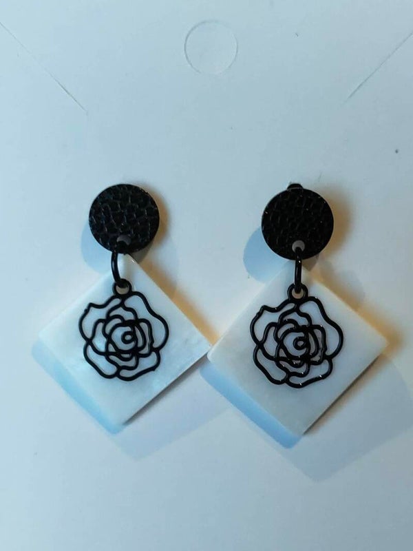 Black Rose on White – Geometric Floral Earrings met Vierkante Hanger