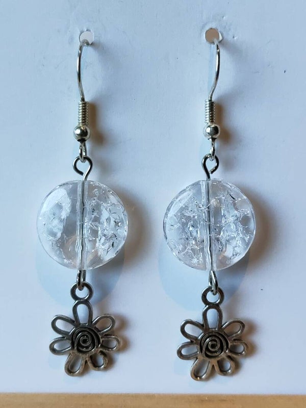 CrystalBloom Drops – Kraaltjes Oorbellen met Bloemenbedel