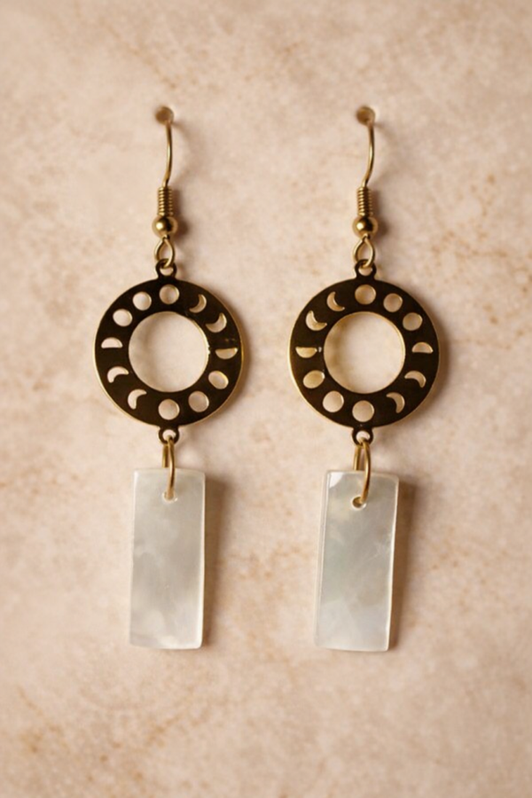 Handgemaakte Oorbellen Lunar Circle met Parelmoer Hanger