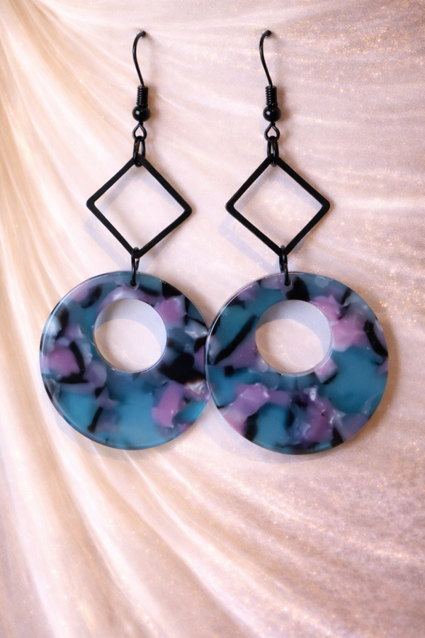 Aqua Galaxy Geo Hoops – Marmerlook Oorbellen met Zwarte ruit Hanger
