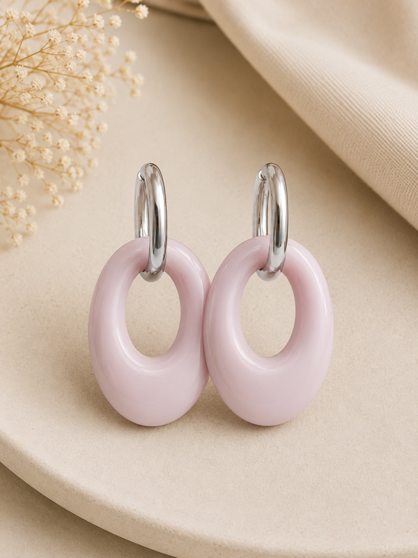 Handgemaakte Blush Pink Resin Oorbellen met Zilverkleurige Hoops | 4,5 cm