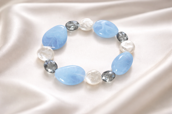 Sky Pearl Statement Armband – Lichtblauwe Statement Kralen met Parel & Facet Glaskralen
