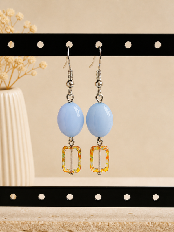 Pastel Blauwe Oorbellen met Glaskraal & Gouden Accent – 5,5 cm