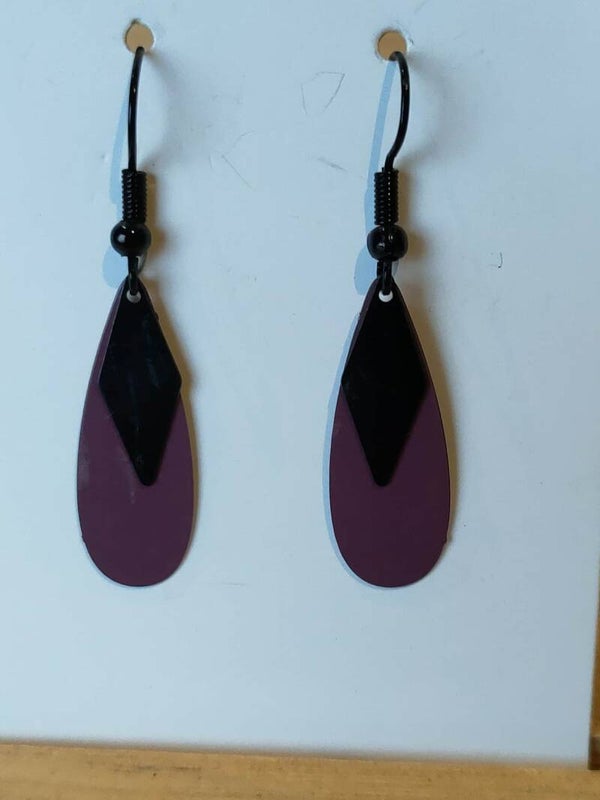 Midnight Plum Teardrops – Minimalistische Paars-Zwarte Druppel Oorbellen