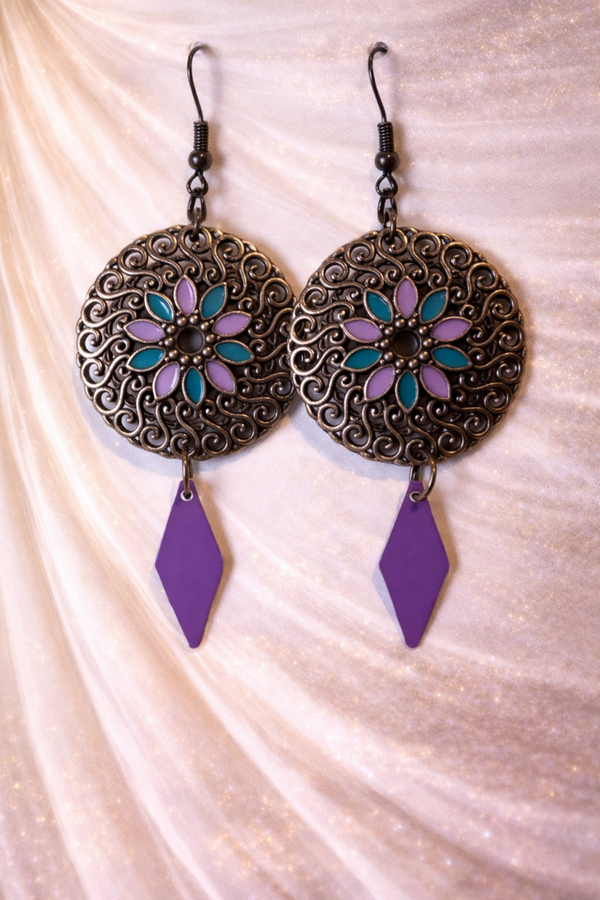 Boho Bloom Medallion Drops – Bronskleurige Mandala Oorbellen met Paarse Diamond Charm