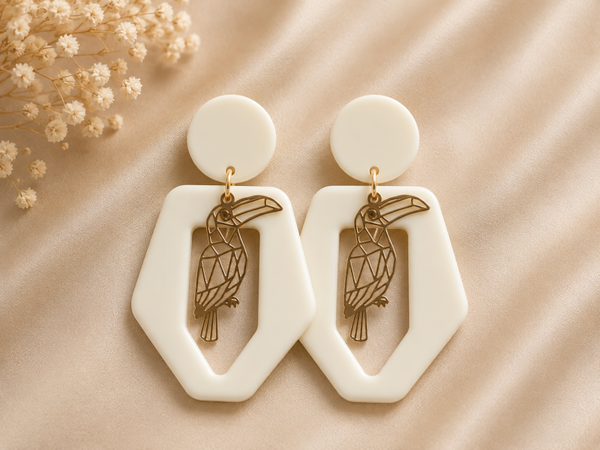 Handgemaakte Oorbellen Ivory Toucan – Ivoorwit & Goud | 5,5 cm