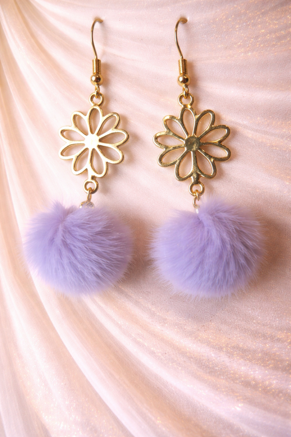Fluffy Bloom Dangles – Goudkleurige Bloem Oorbellen met Lila Pompom