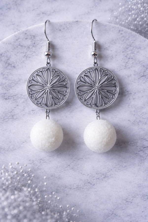Winter Bloom – Zilverkleurige Oorbellen met Witte Pompon