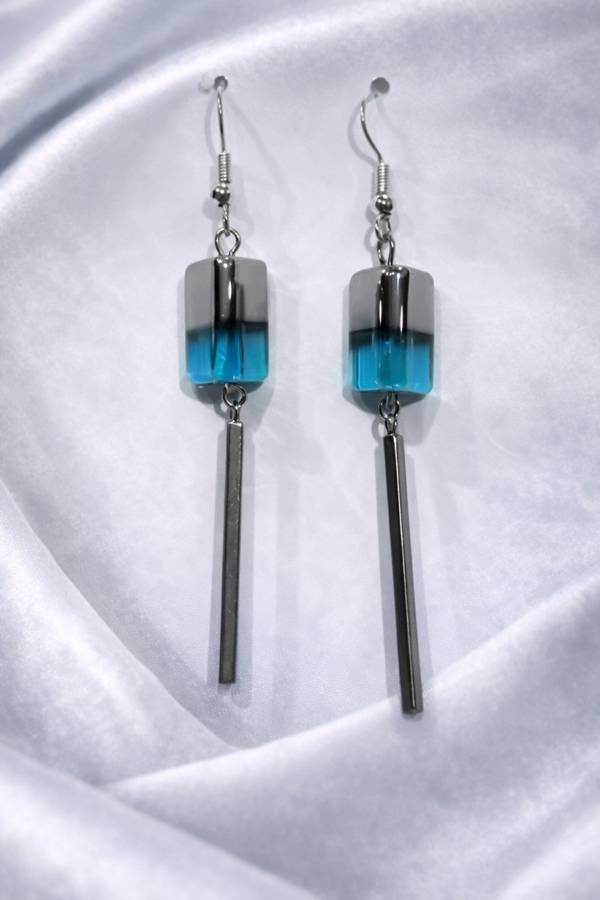 Minimalistische Oorbellen – Zilver met Aqua Transparant Accent