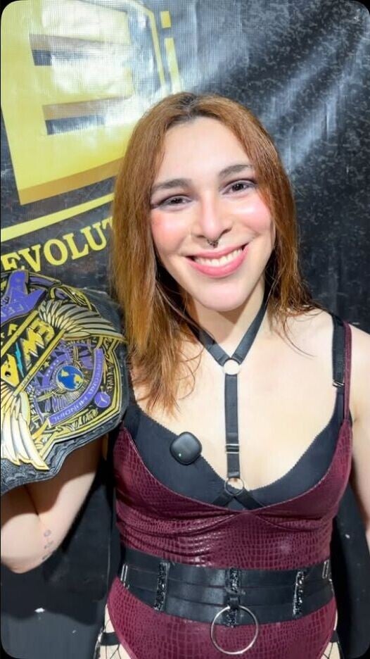 Vanilla Vargas con el Campeonato Femenino de EWA en Global Wrestling Evolution Panamá