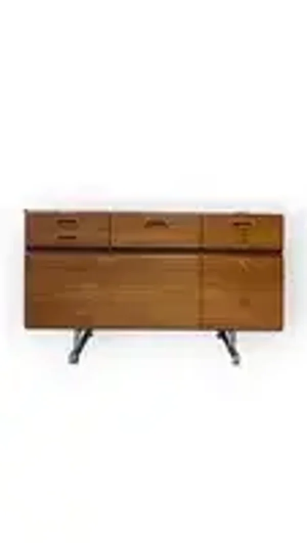 Kantoorstijl dressoir in combinatie van hout en gepolijst metaal