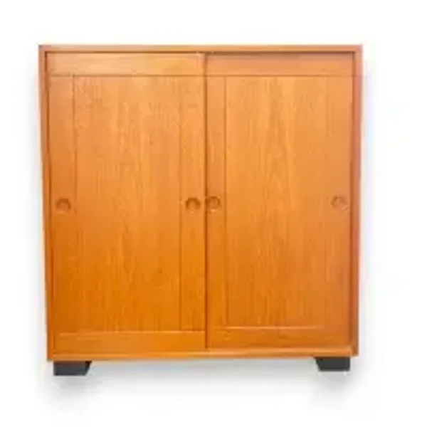 Deense kast met schuifdeuren en verstelbare laden