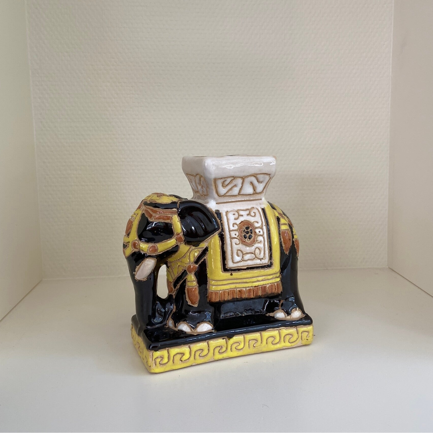 Vintage olifantje voor klein plantje of ter decoratie (zwart, geel, caramel)