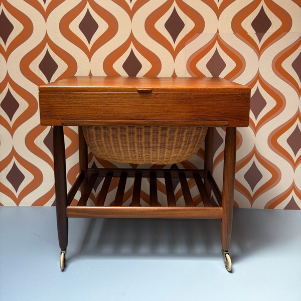 Naaikastje van teak met uitneembare rotan mand