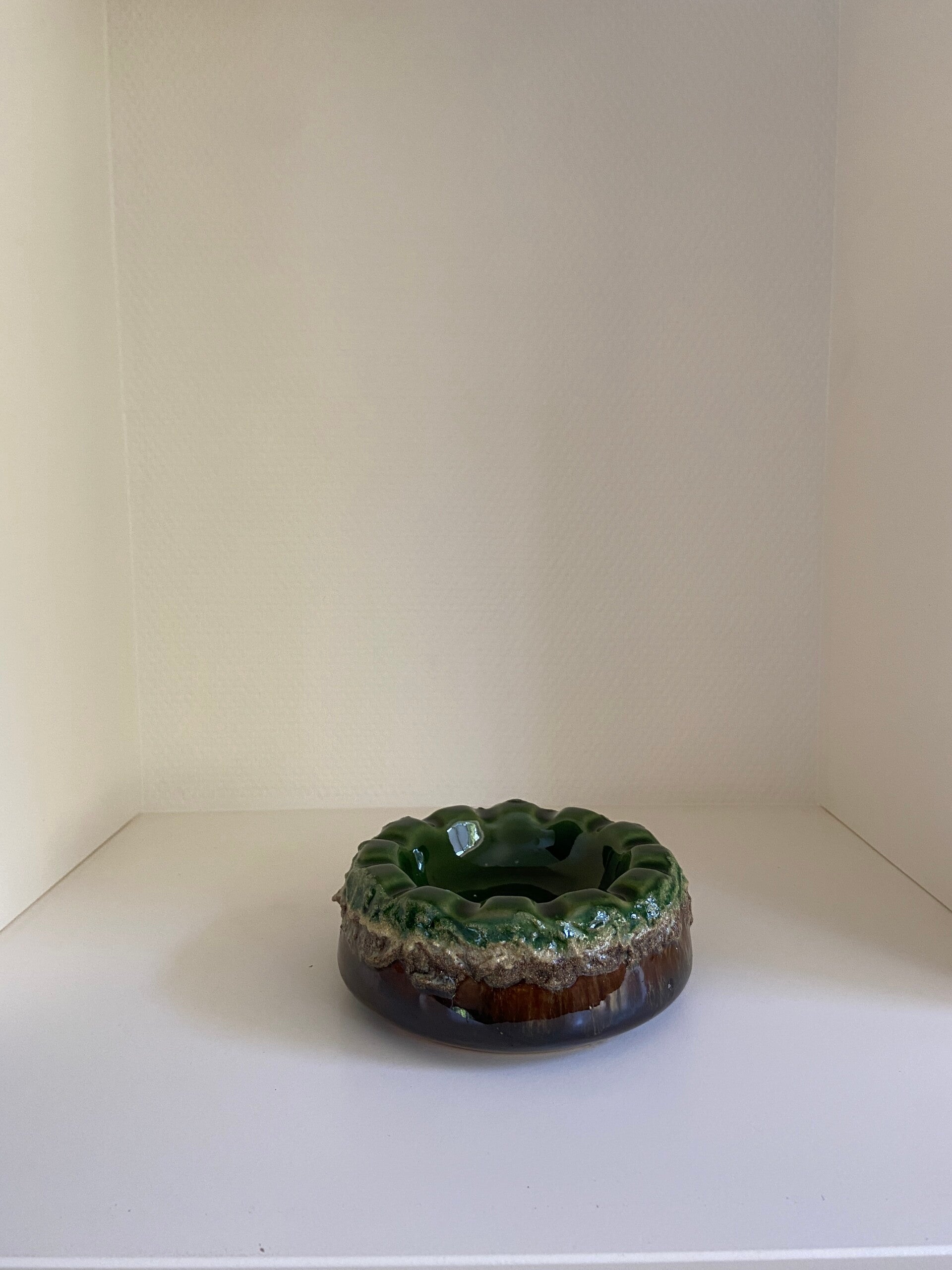 GDR Strehla fat lava asbak in groen en bruin aardewerk