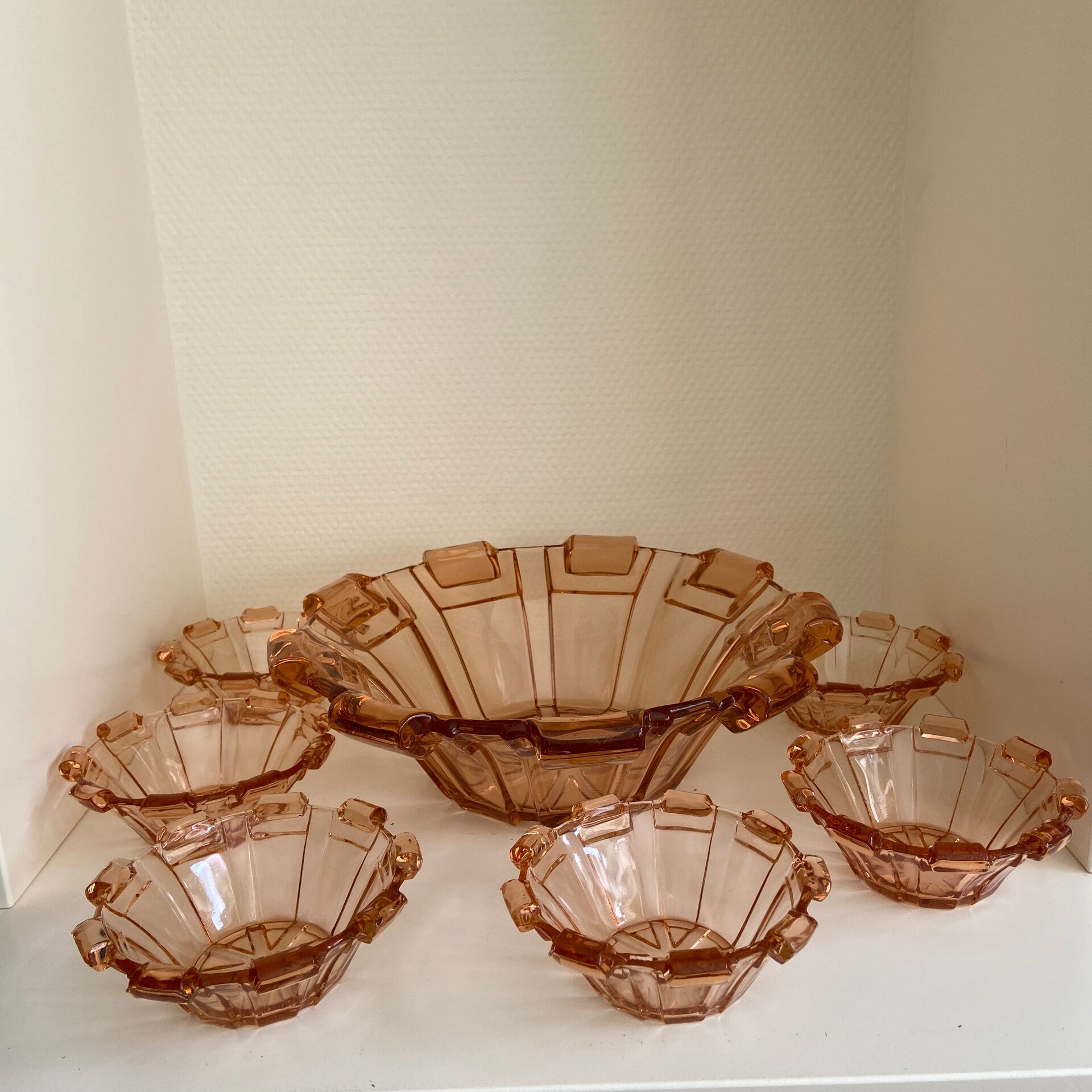 7-delige Art Deco schalenset van rosaline glas Hermanova Hut Glassware
