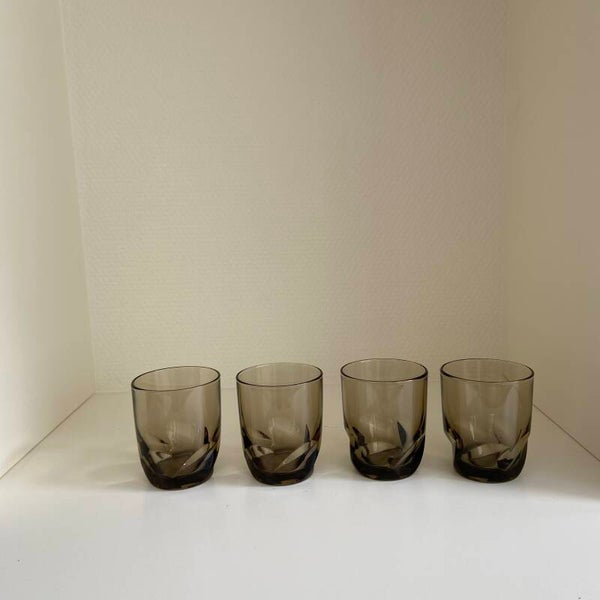 Set van 4 Franse kleine glazen van rookglas met bewerkte voet