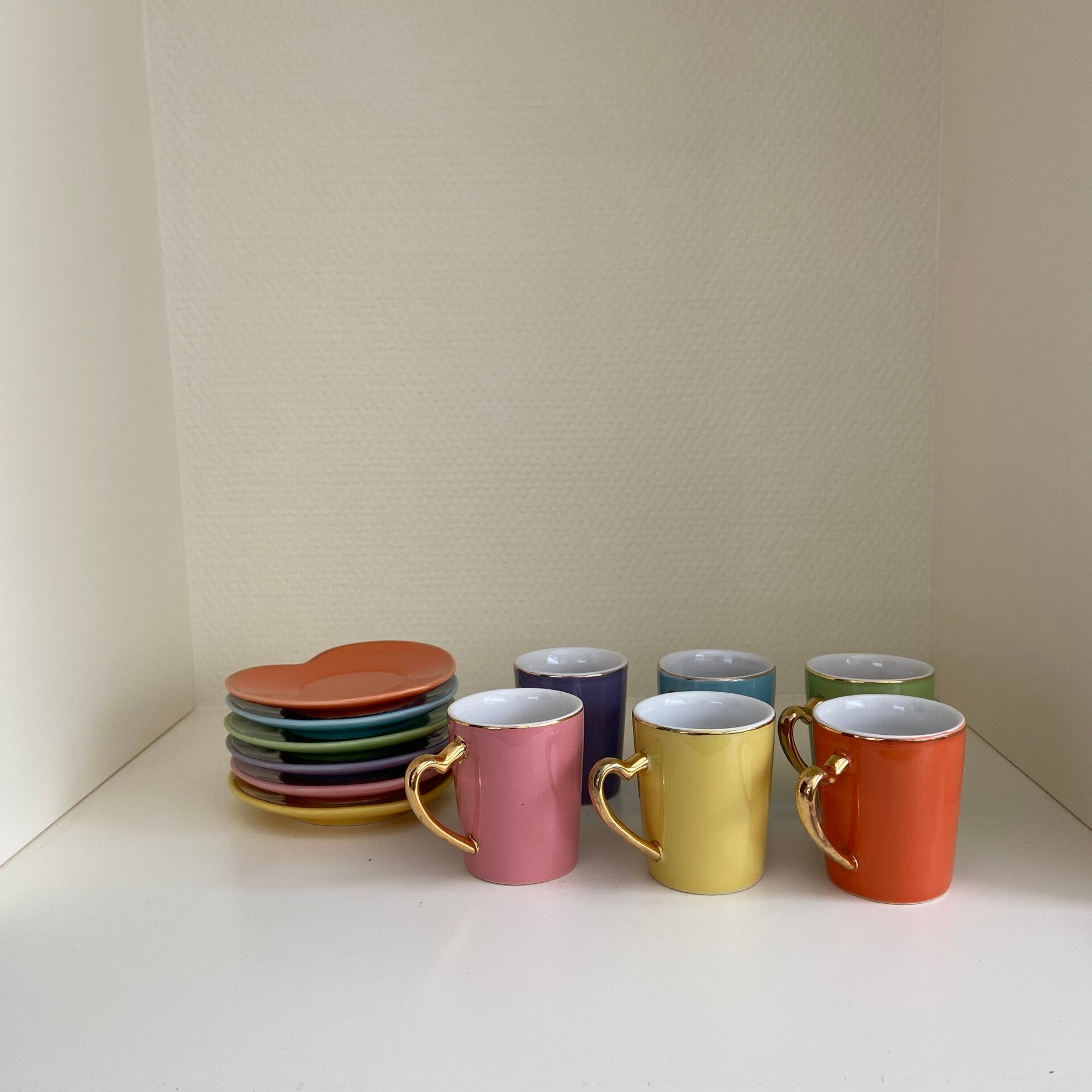 Set van 6 vintage kop en schotels met hartvormige schotel L. Dake en zn