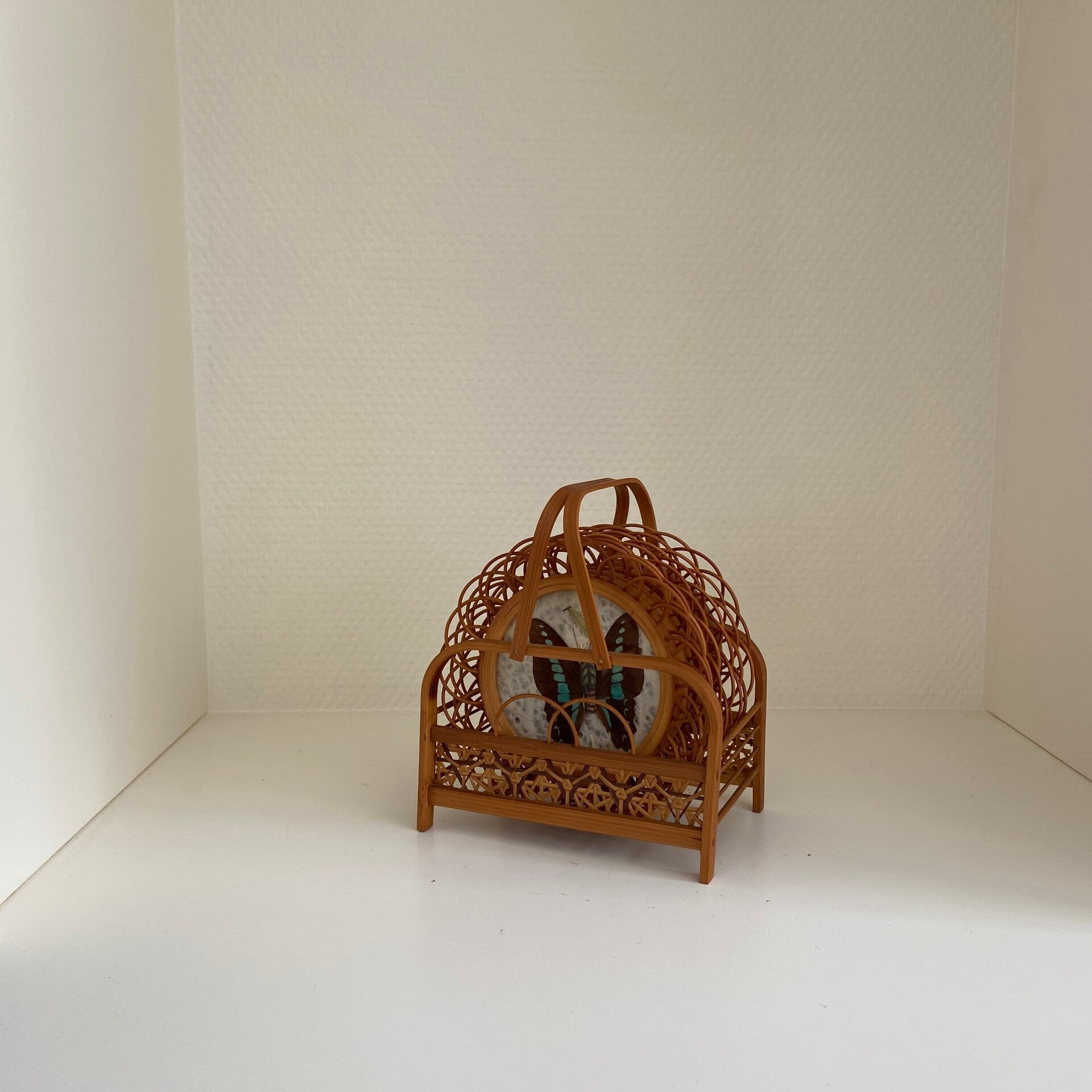 Set van 6 vintage rotan onderzetters met vlinders in rotan houder